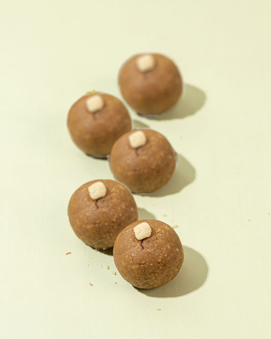 Kaju Kesar Laddoo (Nolen Gur)